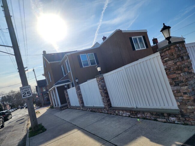 Vista desde la parte trasera de la casa. - 601 Delaware St