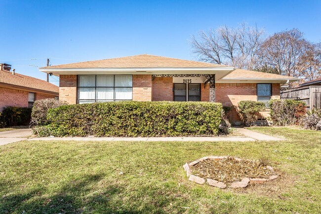 Foto del edificio - 3-bedroom, 2-bath home with 2-car garage in Casa View