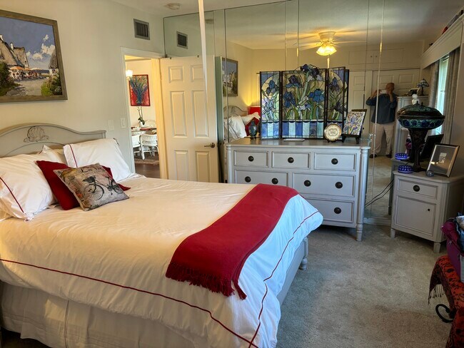 Queen bed - 1200 N Shore Dr NE