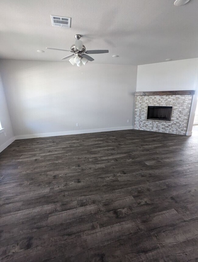 Building Photo - 4/2.5/2 - Beautiful 2 story/ PRIVATE PARKING!! GODLEY ISD