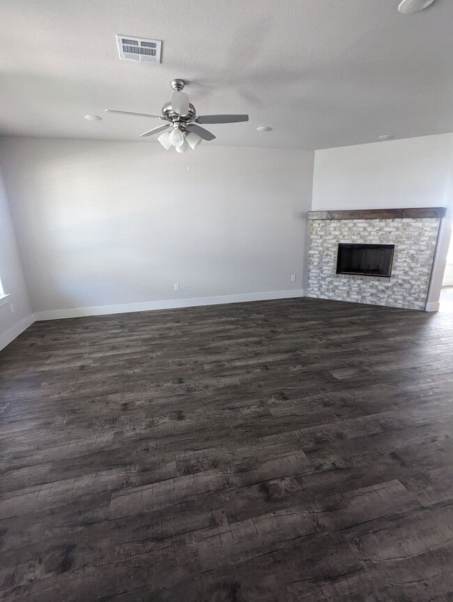 Foto del edificio - 4/2.5/2 - Beautiful 2 story/ PRIVATE PARKING!! GODLEY ISD