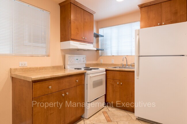 Foto del edificio - Smaller 2 Bedroom, 1 Bath Duplex Unit with Garage & Washer/Dryer Hook-Ups