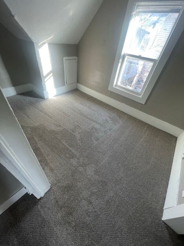 Foto del edificio - 2 Bedroom single Family with Brand New Carpet