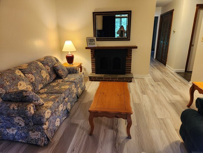 Foto del edificio - 10 Deepwood Dr