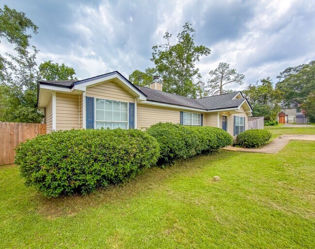 Foto del edificio - LOVELY SE 3/2 w/ New Paint, Fireplace, Fenced Yard, Vaulted Ceilings, Washer/Dryer, & No Carpet! ...