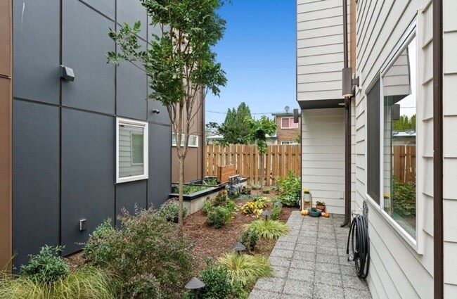 Building Photo - 5915 B California Ave SW-