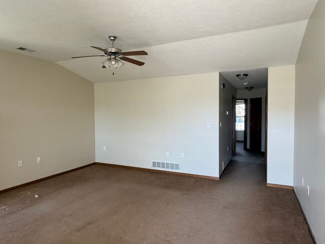 Building Photo - 512 Grainfield St