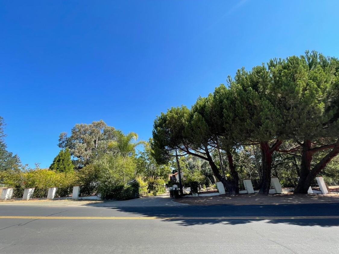 Primary Photo - 26645 Altamont Rd