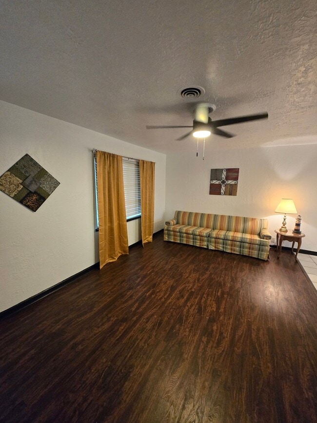 Building Photo - 404 Crescent Dr