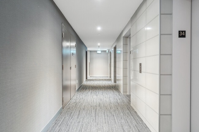 Building Photo - 357 King St W