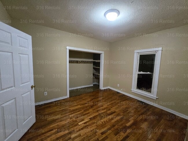 Building Photo - $795 - 2 bed 1 bath - Single Family Home