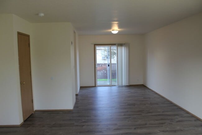 Building Photo - Three bedroom townhouse