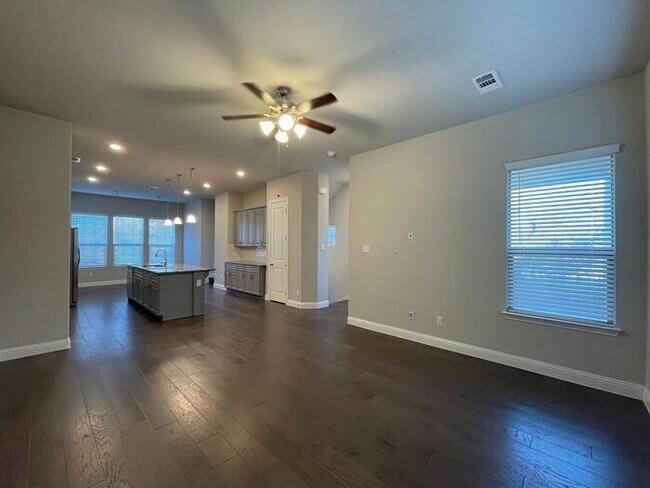 Building Photo - Flower Mound townhome like new ready for o...