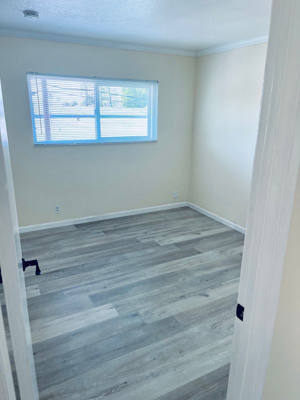 Foto del edificio - 1129 N Barston Ave