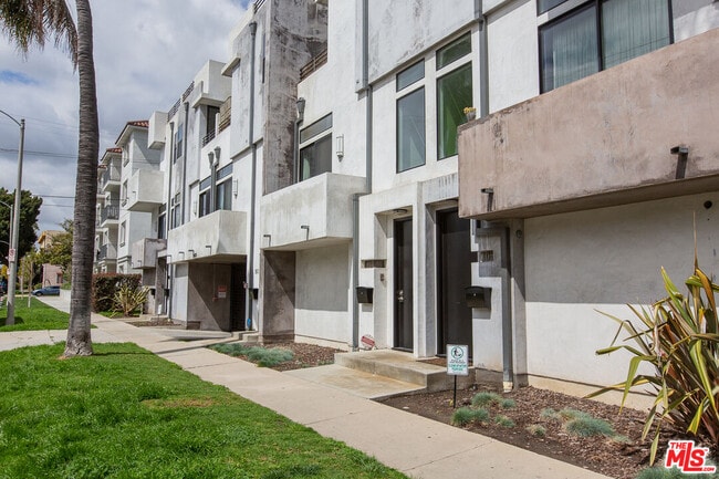 Foto del edificio - 8639 Whitworth Dr