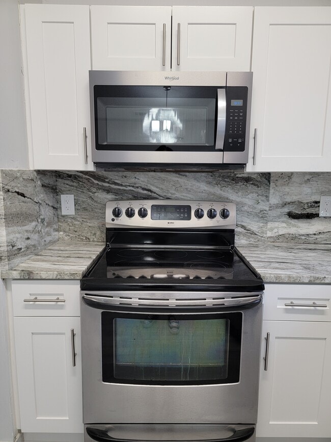 Microondas de acero inoxidable completamente nuevo - 3621 NW 193rd St