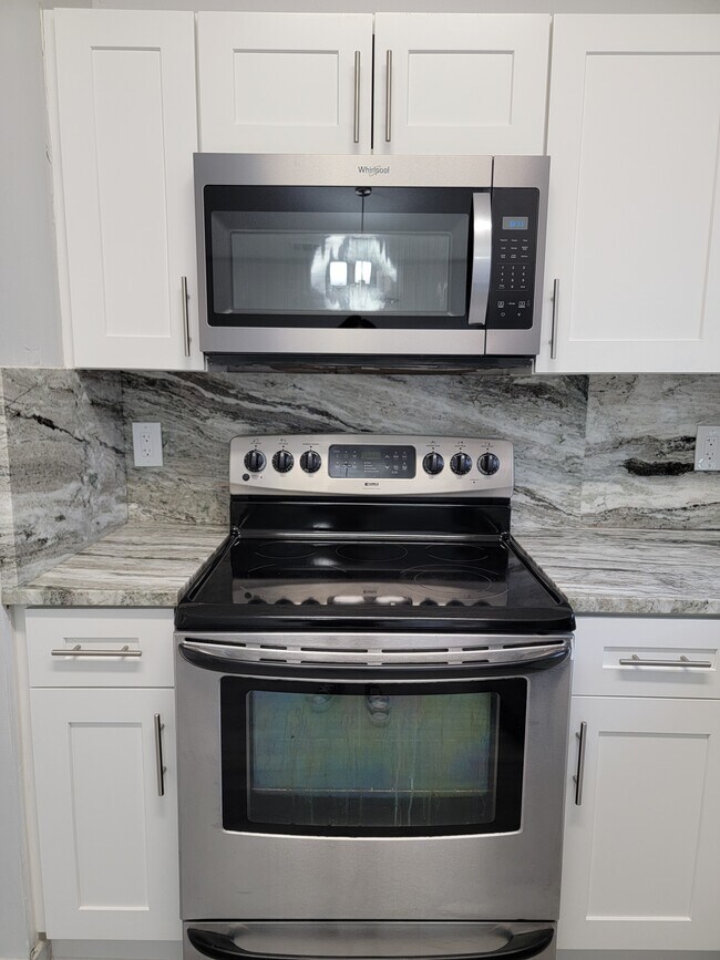 Microondas de acero inoxidable nuevo - 3621 NW 193rd St