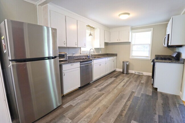 Foto del edificio - 3 bedroom/1bath house in Rosewood