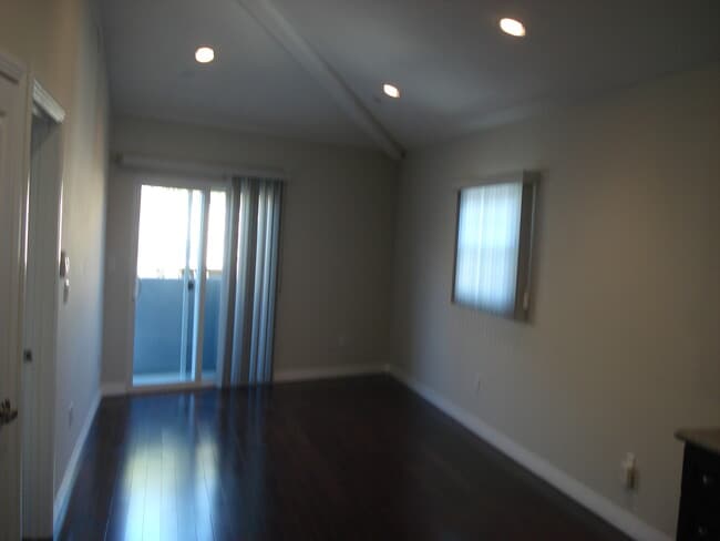 Living Room/Balcony - 1250 Edris Dr