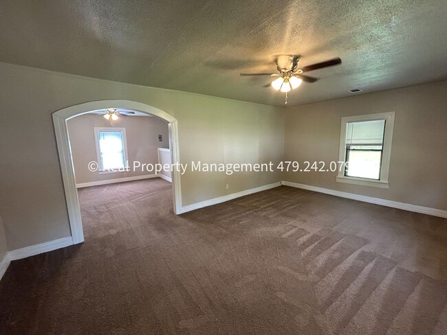 Foto del edificio - 2705 Jenny Lind Rd