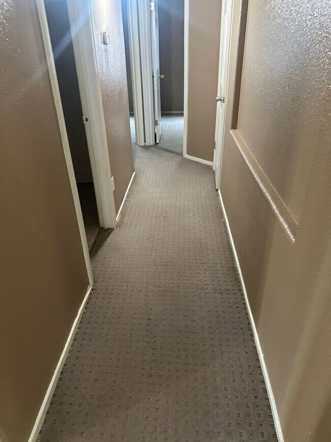 Foto del edificio - 3bd 2bth in a peaceful neighborhood. Freshly painted! Move in ready. Apply now!!