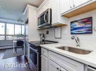 Foto del edificio - 8900 E Jefferson Ave