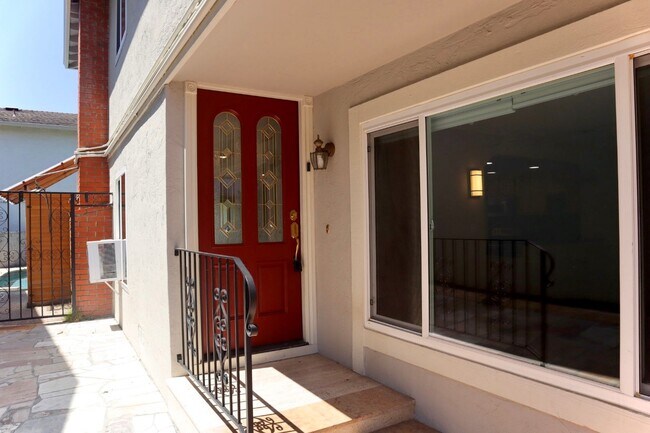 Foto del edificio - Gorgeous 4-bedroom home with pool – Lakesh...