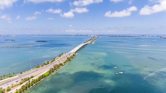 Foto del edificio - 650 NE 32nd St