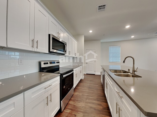 Foto del edificio - 290 Austin Bellerose Pl