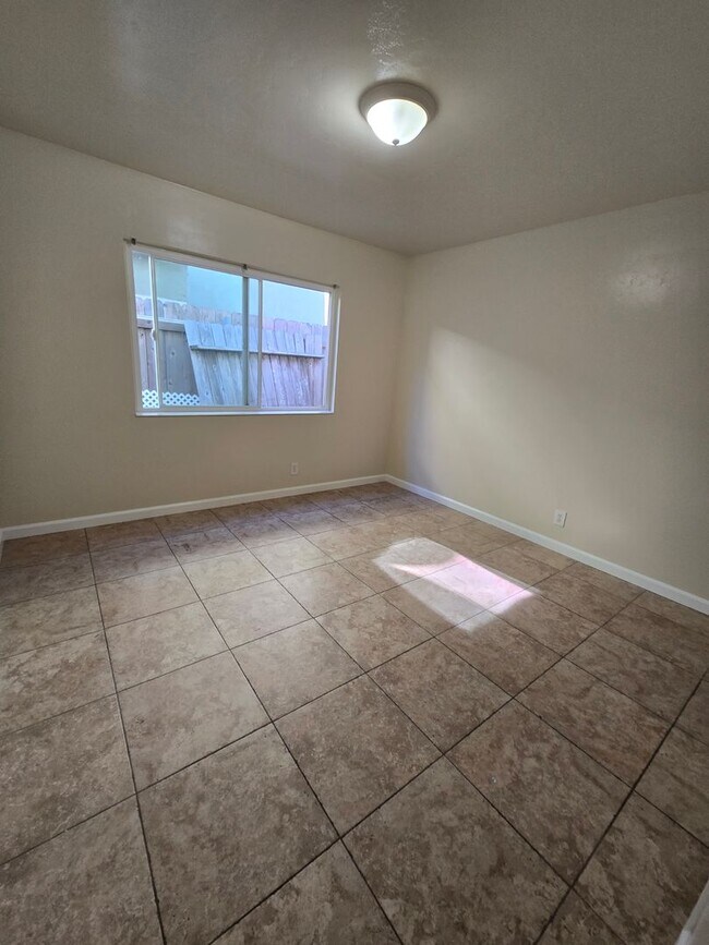 Foto del edificio - Foothill Plaza Apartments