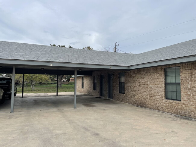 Building Photo - 2 Bed/1 Bath in Pleasanton, TX