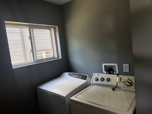 Building Photo - Large 3-Bed 2-Bath Home Uhrichsville
