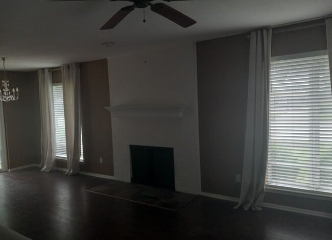 Foto del edificio - 5003 Ledgestone Dr