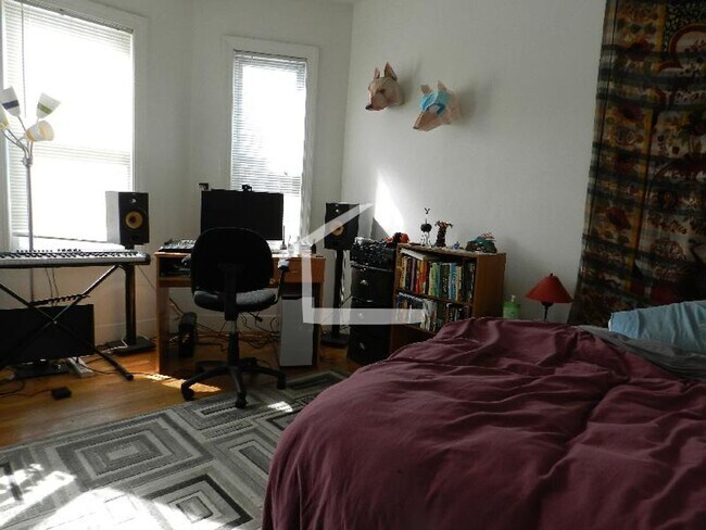 Foto del edificio - 3Br/1Bth, Available Sep. 1, 2026. Great for a roommates students. MUST SEE!!