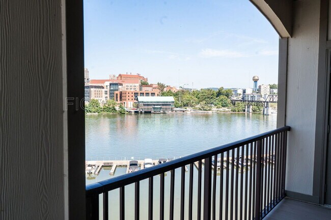 Foto del edificio - 445 W Blount Ave