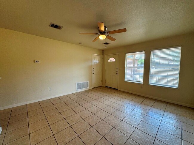 Foto del edificio - 7309 Ritchie Dr