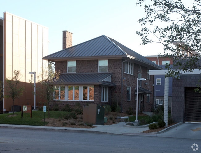 Building Photo - 16 Park Apartments