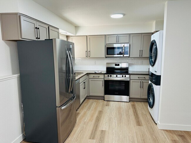 Building Photo - Fresh Remodel, Pet Friendly 2 bedroom in B...