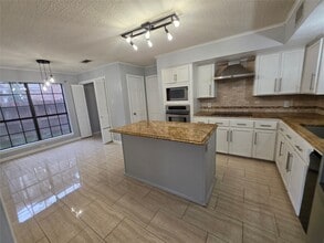 Building Photo - 19507 Oak Station Dr