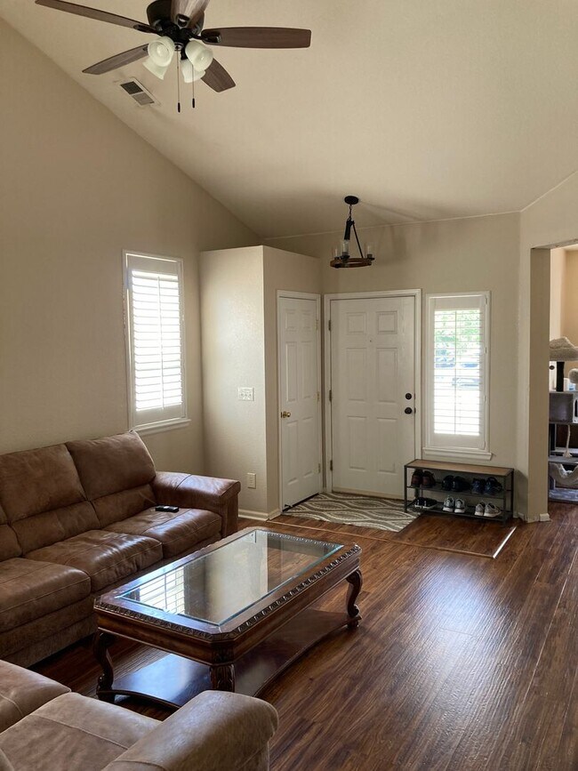 Building Photo - Updated 3 Bed Ranch + 2 Car garage