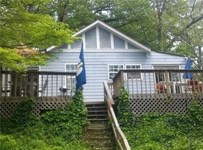 Building Photo - 27 Lakeview Dr NE