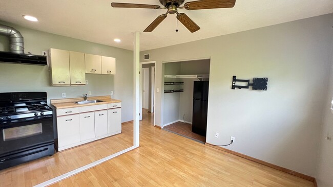 Building Photo - 1 Bedroom Apartment Above Home in Anaheim/...