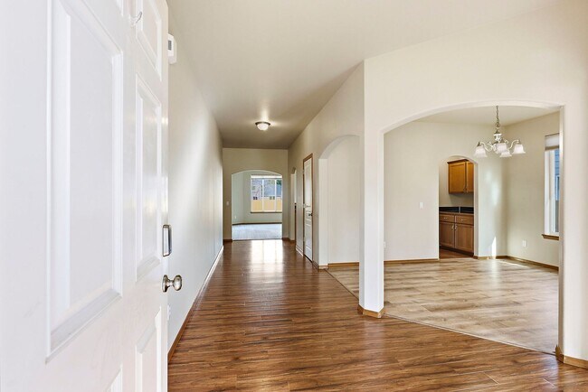 Foto del edificio - Vaulted Ceilings, A/C & Fully Fenced Yard – Beautiful 3-Bedroom Olympia Home!