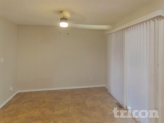 Foto del edificio - 6725 Defoe Ave