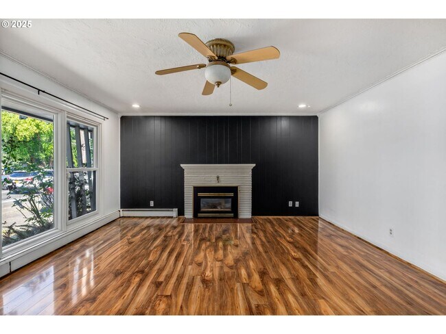 Foto del edificio - Classic Hillsboro Home with Two Spacious Bedrooms & Hardwood Floors