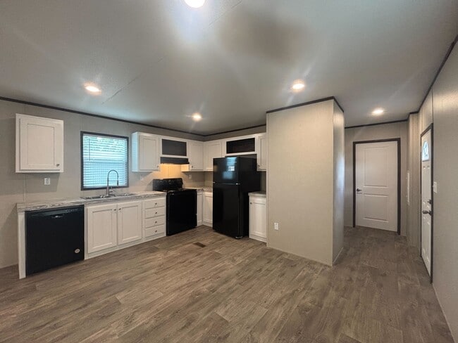 Building Photo - 203 Linda St