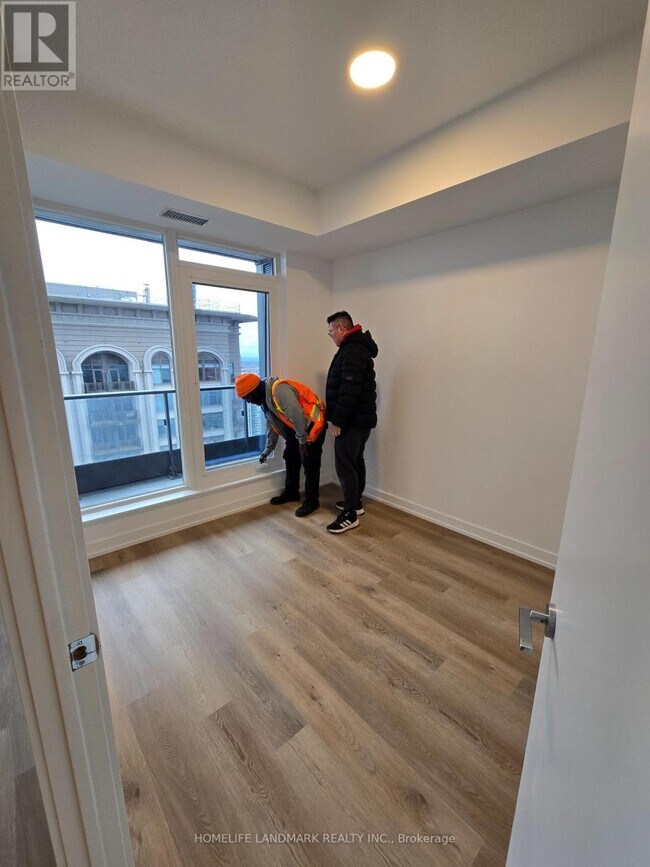 Photo du bâtiment - 395 Square One Dr