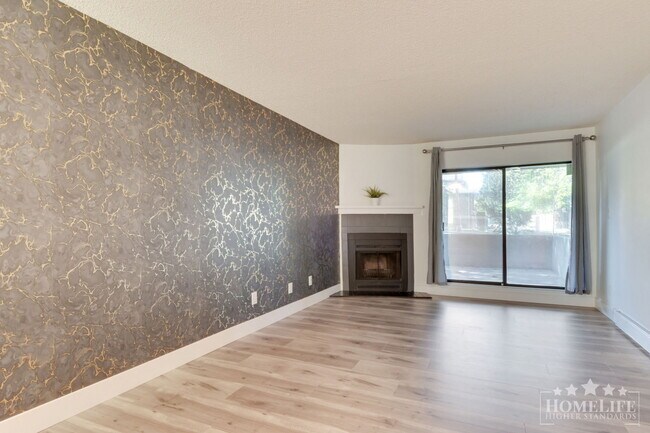 Photo du bâtiment - Creekside Place – Updated 2-Bed Ground Flo...
