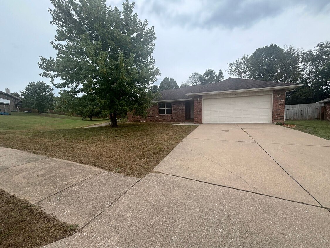 Primary Photo - Available Now Beautiful 3 bedroom 2 full b...