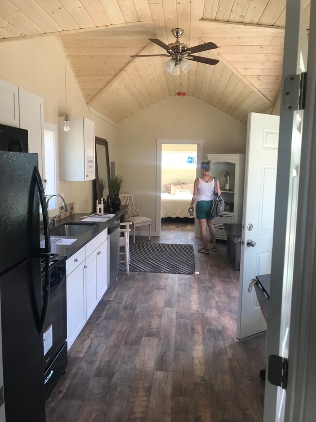 vaulted ceilings - 3914 NE 99th St B